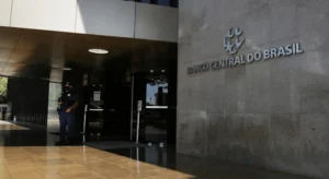 Mercado prevê novo corte da Selic, mas crédito pode continuar caro