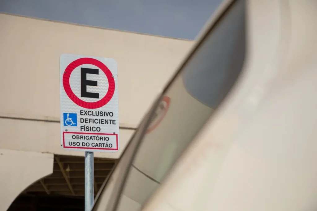 Idosos e pessoas com deficiência podem emitir credencial de estacionamento pelo celular; saiba como fazer