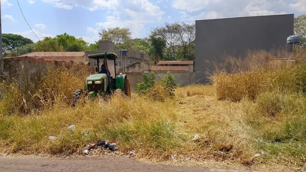 Mato alto no lote? Prefeitura faz a limpeza e envia a conta ao dono em Goiânia