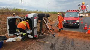 Bombeiros é acionado após capotamento de veículo no Lago Norte (DF)