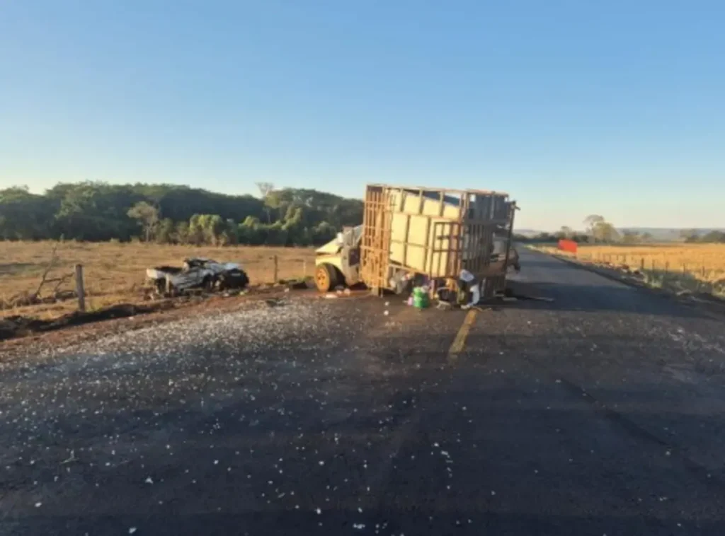 Motorista morre após colisão frontal entre carro e caminhonete na GO-178, entre Itajá e Itarumã