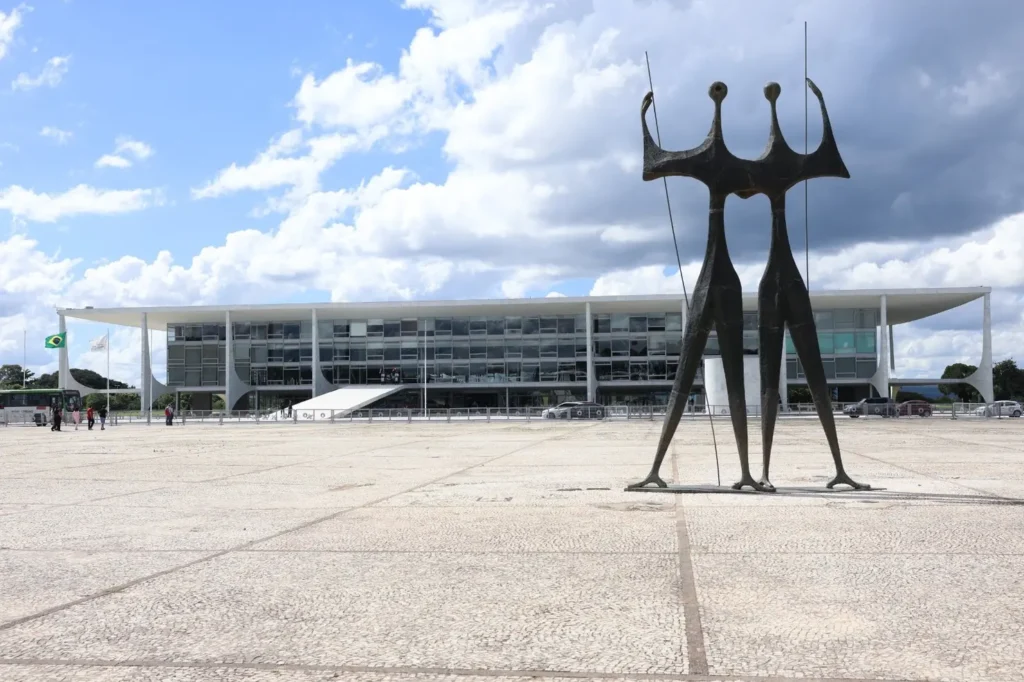 3 Poderes perdem autoridade e Brasil se oficializa terra sem lei