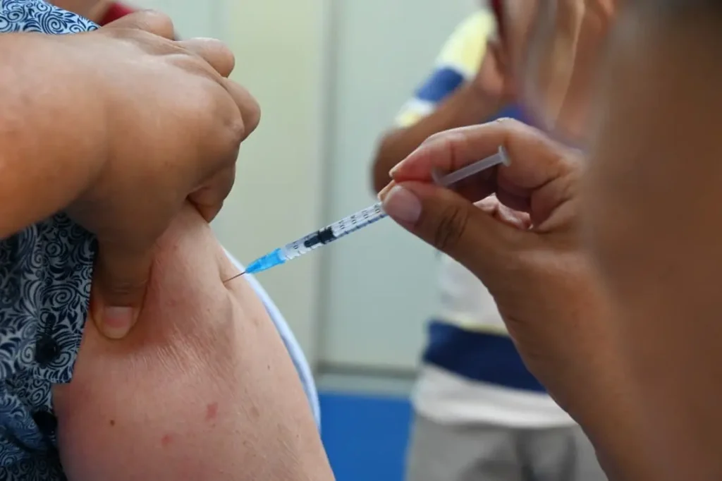 Goiânia amplia vacinação contra pneumonia e meningite para idosos a partir de 85 anos