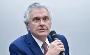 Caiado afirma que quem blindou Vorcaro deve explicações ao país