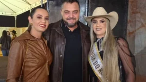 “Não tem bagunça”: gêmea de rainha de rodeio rebate críticas a trisal