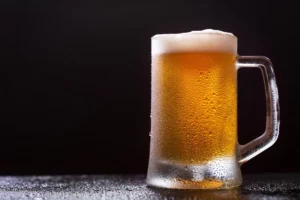 Beber cerveja no horário de almoço pode dar justa causa? Advogado explica