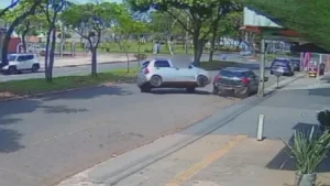 Criança de 2 anos morre após ser arremessada de carro em Goiânia