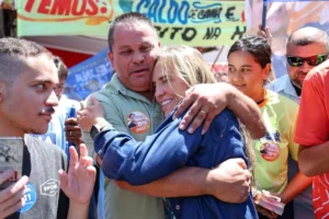 Celina Leão inaugura comitê e percorre Paranoá em trio elétrico