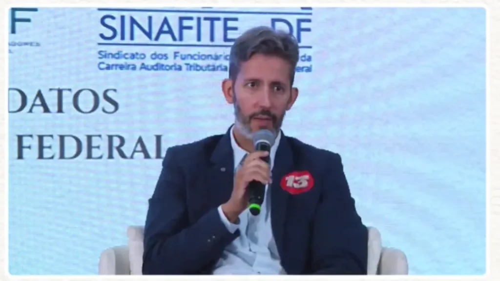 Leandro Grass propõe uniformizar gratificação de titulação no DF