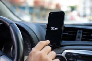Uber anuncia demissão de 3,3 mil funcionários em corte global