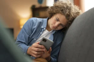 “Se você me ama, venha comigo”: como adultos manipulam adolescentes pela internet