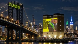 Projeção em Nova York mostra Flávio Bolsonaro entregando faixa a Trump