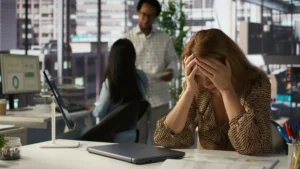 Afastamentos por burnout disparam 296% em dois anos no Brasil