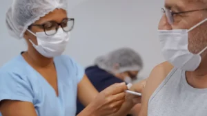 Goiás recebe 31 mil doses de vacina contra pneumonia e meningite para idosos