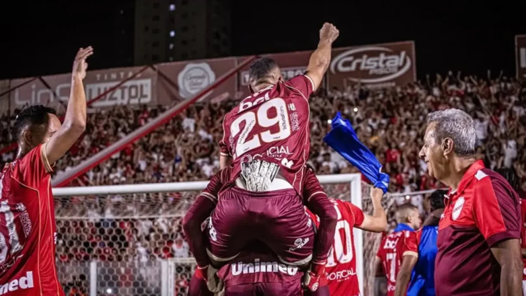 Vila Nova vence Londrina e segue firme na liderança da Série B