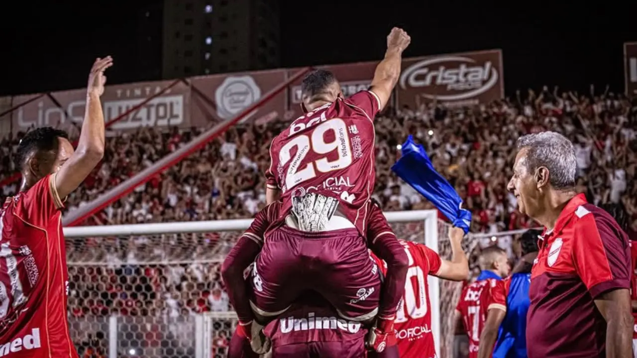 Vila Nova vence Londrina e segue firme na liderança da Série B