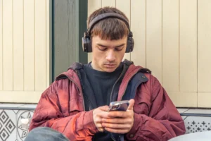 Uso excessivo de telas aumenta casos de olho seco entre crianças