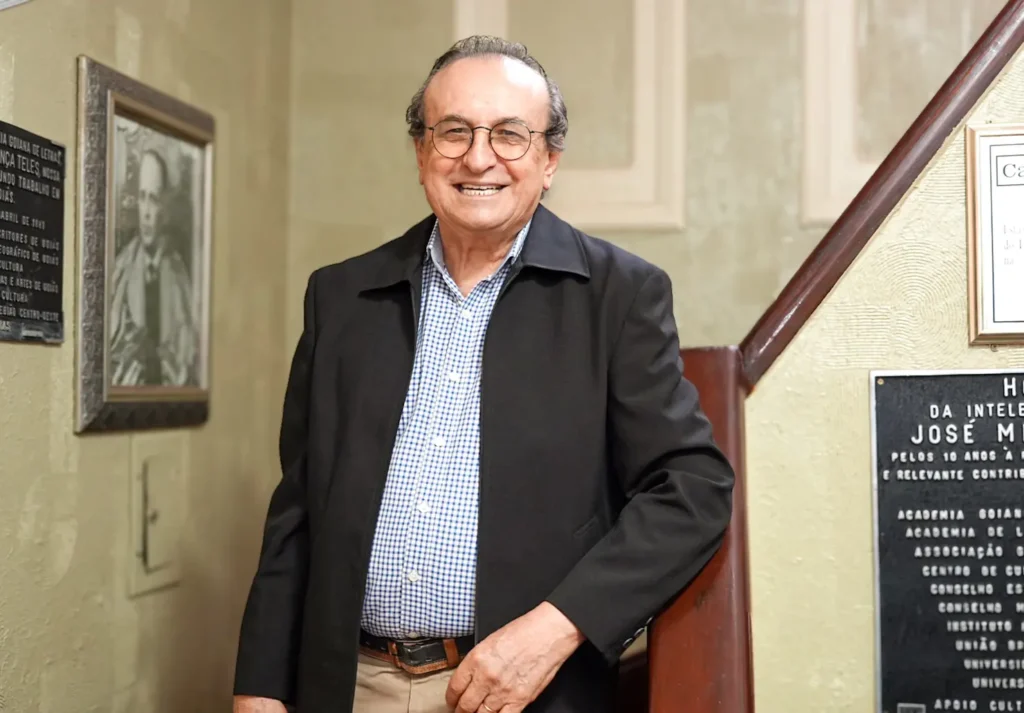 Edival Lourenço lança autoficção entrelaçada à cultura goiana na Livraria Palavrear