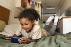 Para 82% dos brasileiros, crianças de até 3 anos não devem usar celular, mas o uso cotidiano diz outra coisa