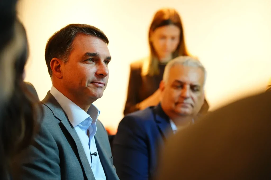 Centrão adere à candidatura de Flávio e mira espaço em eventual governo