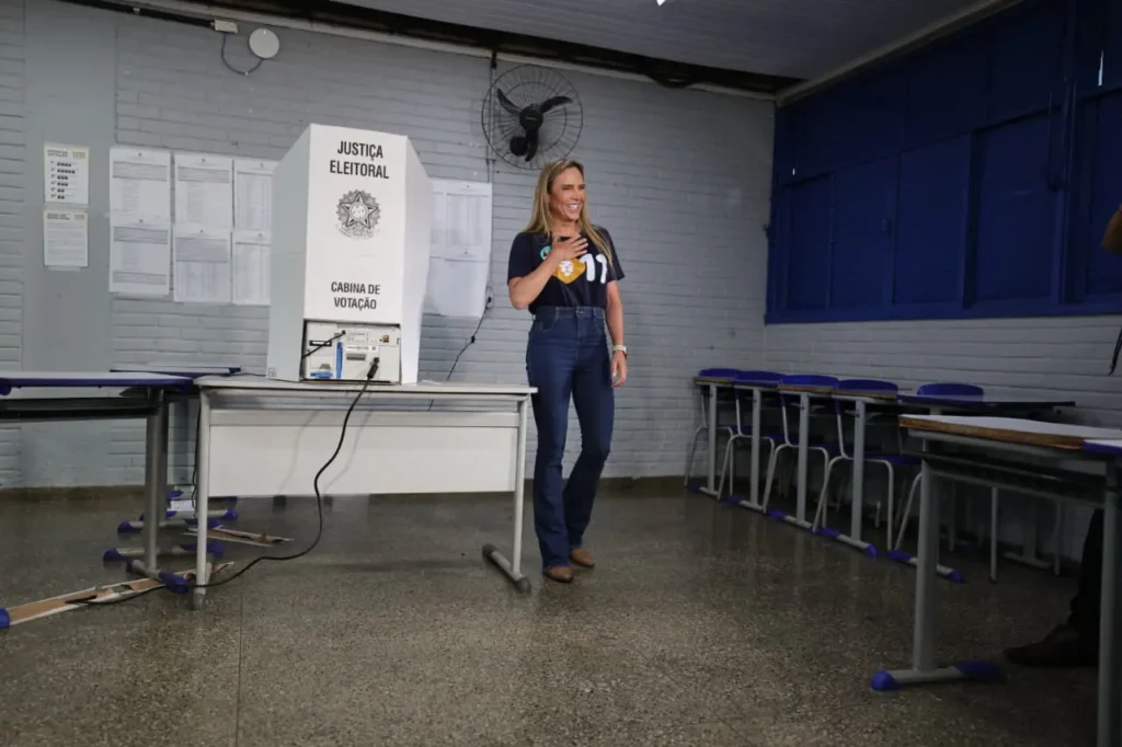 “Fizemos uma campanha limpa, uma campanha de propósito”, diz Celina Leão ao votar no DF