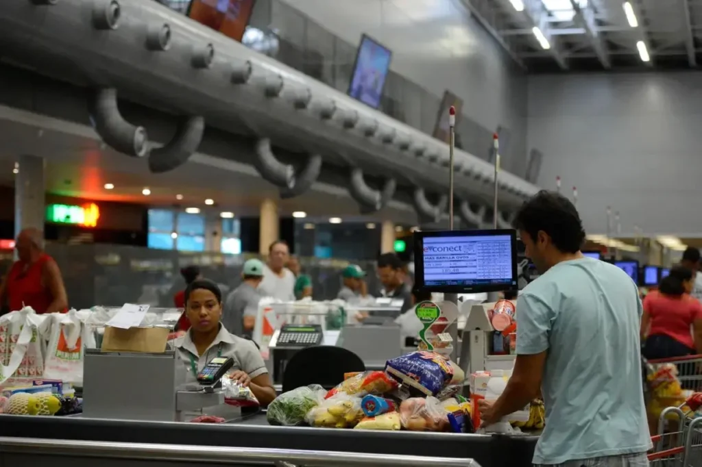 Setor produtivo de Goiás prevê aumento de preços com o fim da escala 6×1
