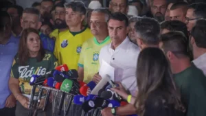 Derrota de Flávio reconfigura forças no Congresso e pode desencadear disputa na direita