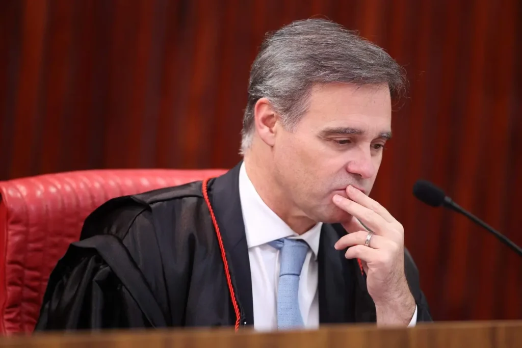 Mendonça diz que Lula e Flávio podem abrir sigilos sem autorização do TSE