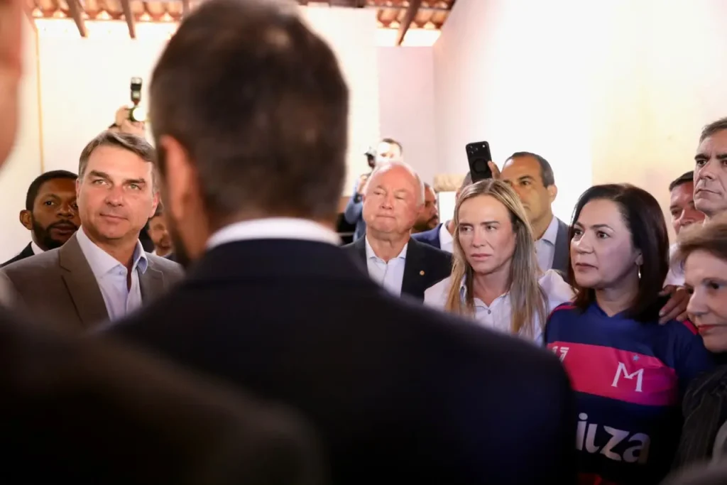 “Não mexa no nosso Fundo Constitucional”, diz Celina ao citar primeira demanda com Flávio Bolsonaro no DF