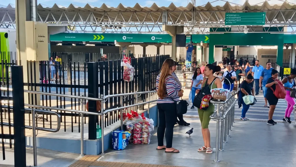 Prefeitura orienta ambulantes e anuncia fiscalização nos terminais de Goiânia