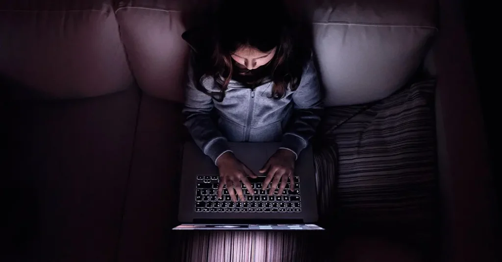 criança no computador 