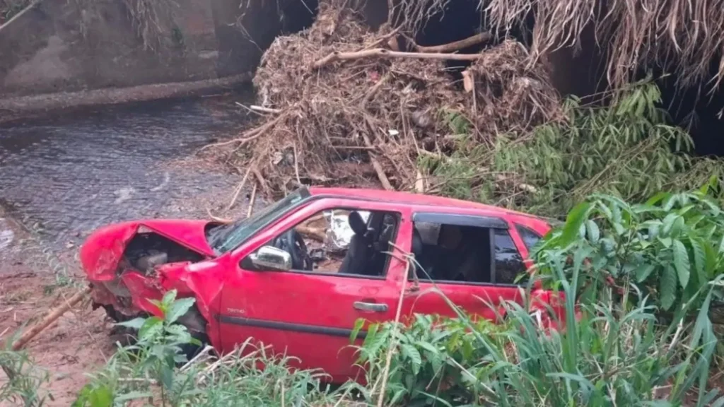 Motorista morre após carro capotar e cair de ponte em Aparecida de Goiânia