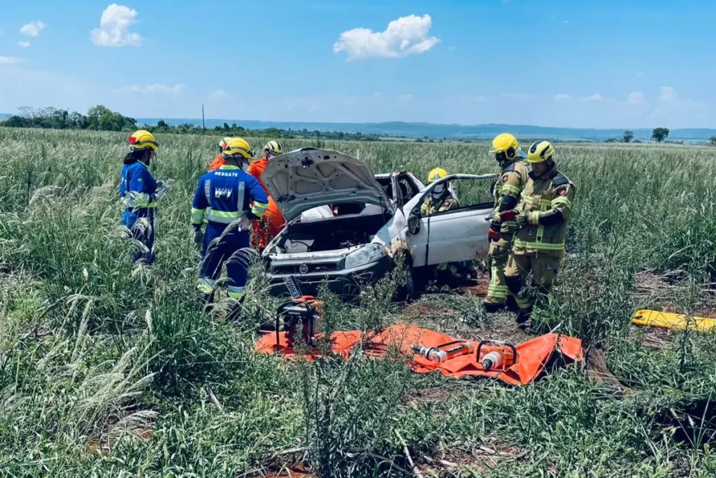Duas pessoas morrem em acidente com capotamento na BR-153, em Itumbiara
