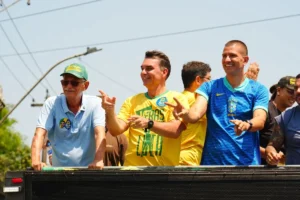 Flávio Bolsonaro faz moto-carreata em São Gonçalo e pede votos para o segundo turno