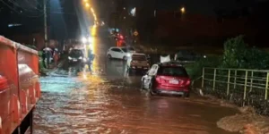 Bombeiros resgatam idoso em carro ilhado durante alagamentos em Jataí (GO)