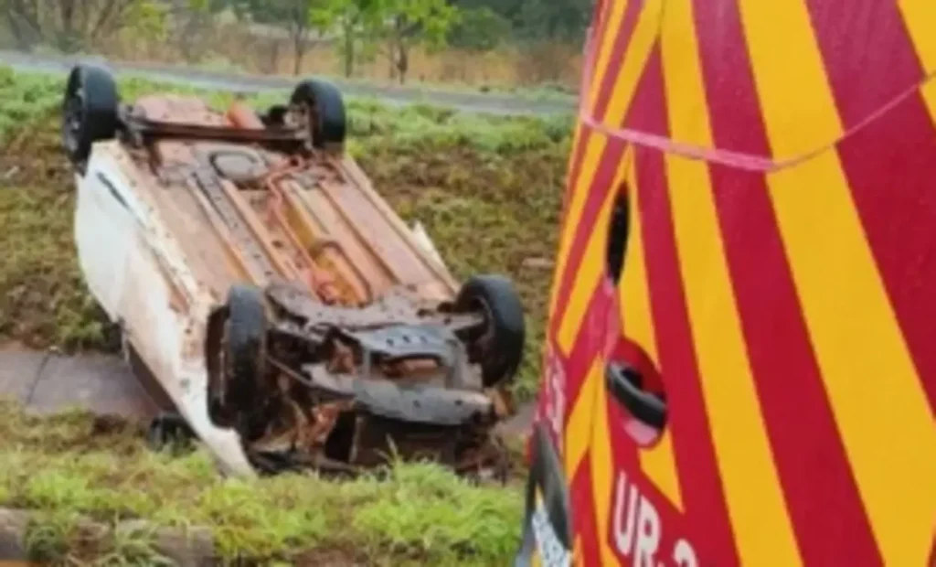 Carro capota na BR-070 durante chuva e deixa quatro pessoas feridas em Águas Lindas (GO)