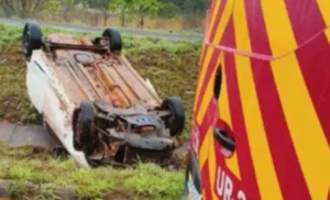 Carro capota na BR-070 durante chuva e deixa quatro pessoas feridas em Águas Lindas (GO)