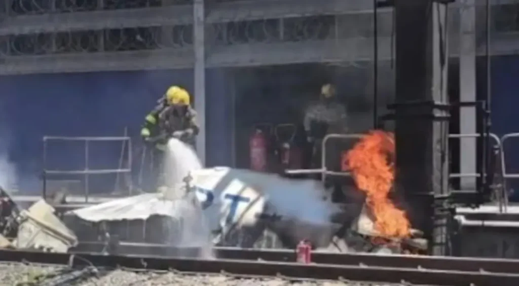 Piloto morre após avião cair em pátio de manutenção do metrô em BH