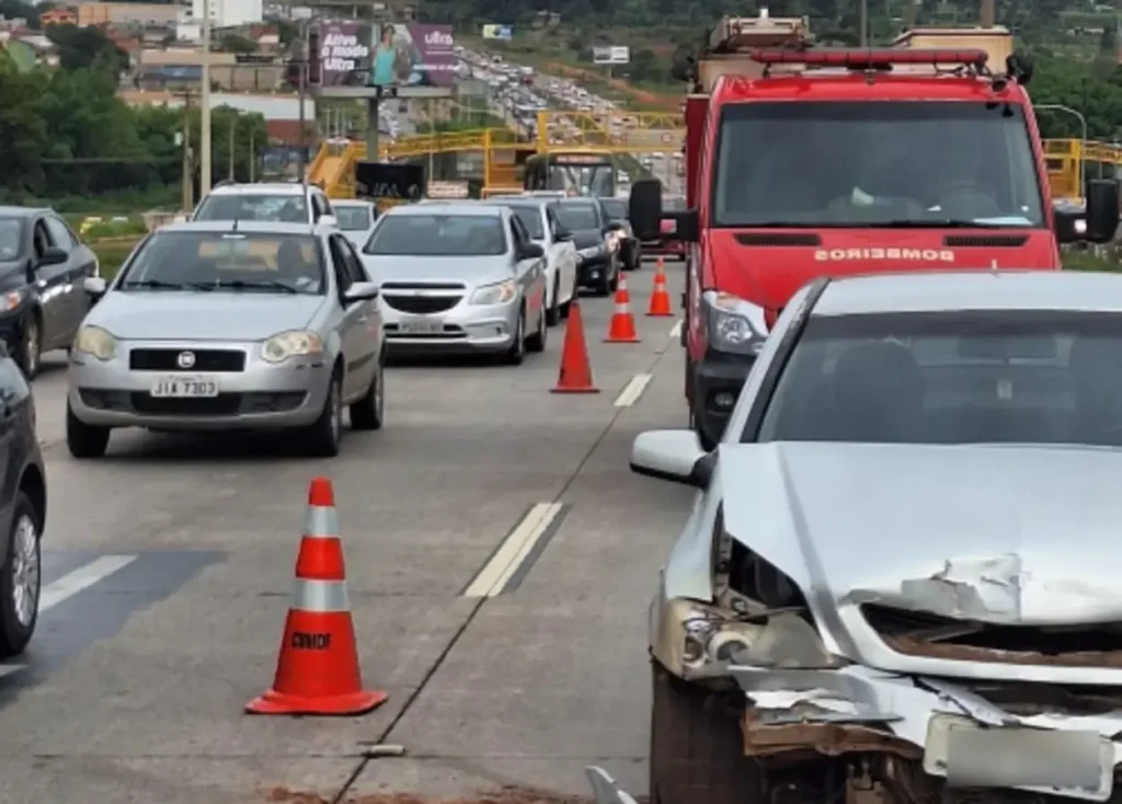 Colisão entre três veículos deixa passageira ferida na Via Estrutural (DF)