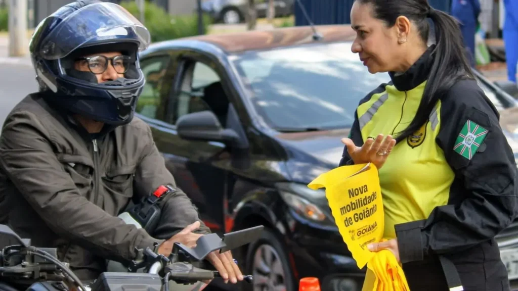 Goiânia faz blitz para alertar motoristas sobre pontos de alagamento