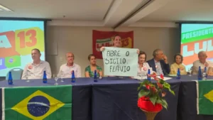 Filha de Lula chama Flávio Bolsonaro de ‘moleque’ durante evento em Goiânia