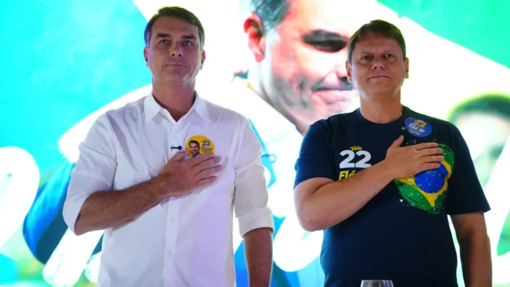 Tarcísio participa de preparação de Flávio para o debate e interpreta Lula