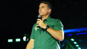 Flávio teria fugido para os EUA e planeja pedir asilo político para Trump