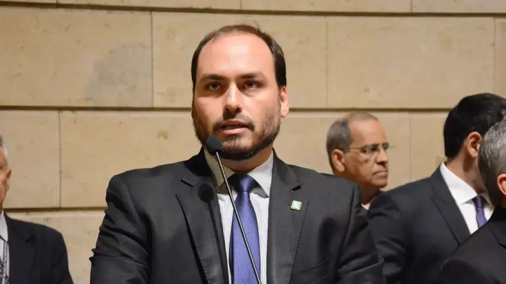 Carlos Bolsonaro relata conversa com Jair após derrota e fuga de Flávio