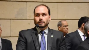 Carlos Bolsonaro relata conversa com Jair após derrota e fuga de Flávio