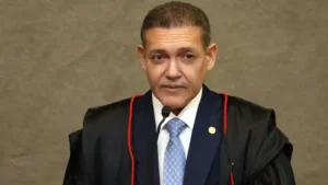 Nunes Marques pede que PGR se manifeste sobre pedido para rever pena de Bolsonaro