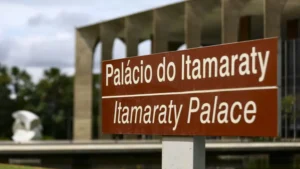 Itamaraty convoca representante para esclarecer passagem de Flávio Bolsonaro pela Argentina