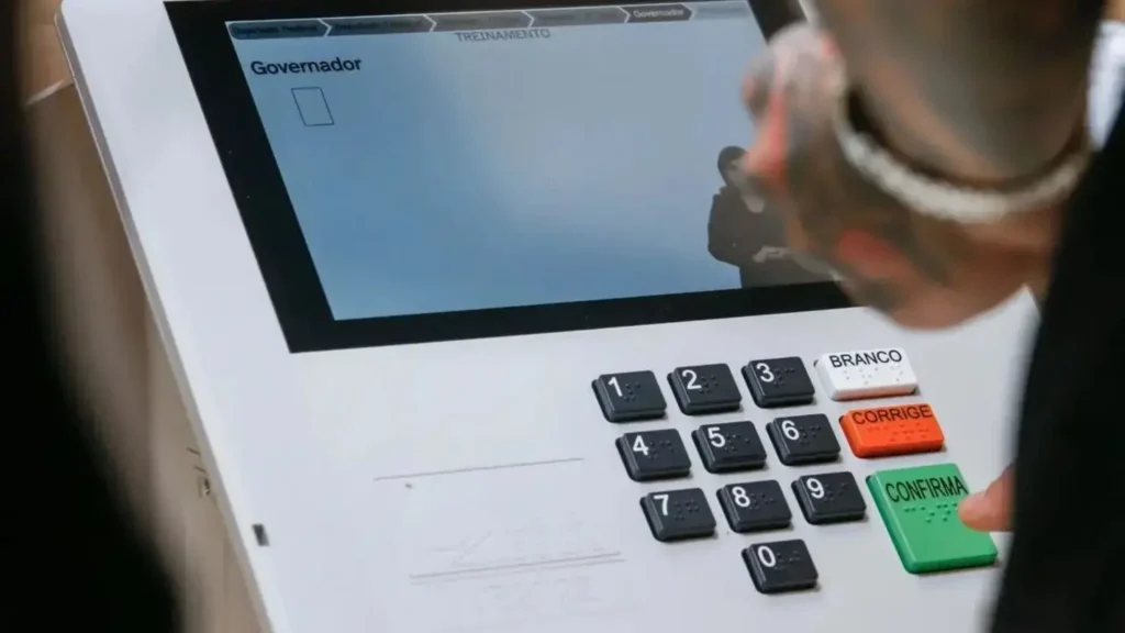 Eleições começam com sete urnas substituídas em Goiás