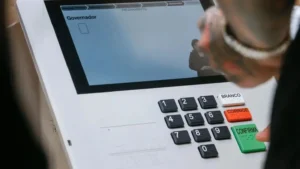 Eleições começam com sete urnas substituídas em Goiás