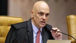 Moraes multa advogado do 8 de janeiro por comando oculto em petição